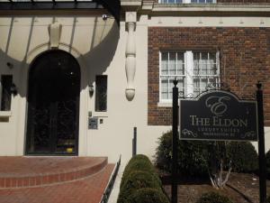华盛顿埃尔登豪华套房酒店的建筑前有门的标志