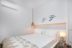 依克希亚Elenis Philoxenia的卧室配有白色的床头板和白色的床