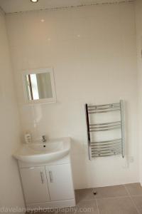 依尔福Home from Home的白色的浴室设有水槽和镜子