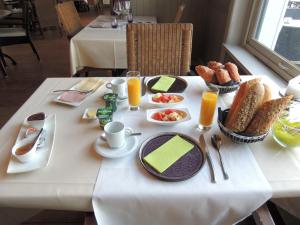 斯帕拉特内勒日酒店的一张带早餐食品和饮料的白色桌子