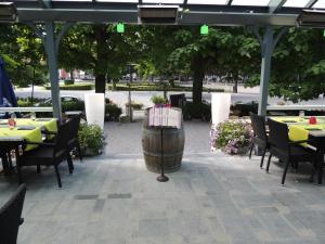 斯帕拉特内勒日酒店的坐在庭院中间的酒桶