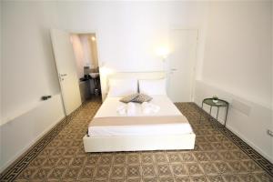 锡拉库扎Dimora di Eracle的卧室配有白色的床和2个枕头