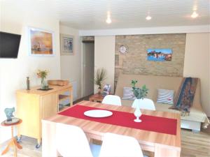 MeuvainesVilla Athéna,séjour bien-être et éthique的一间带桌子和白色椅子的用餐室