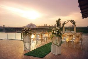 普特拉贾亚布城帝盛酒店的婚礼招待会,配有桌椅和鲜花