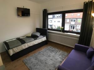 不莱梅Living @ Klassvilla Weserwehr No. 3的一间卧室设有一张床和一个大窗户
