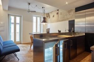 维罗纳Casa Spinetta Malaspina - Verona Apartments的厨房配有水槽和台面