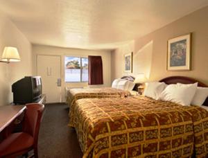 维克多维尔公园大道套房酒店的酒店客房设有两张床和电视。