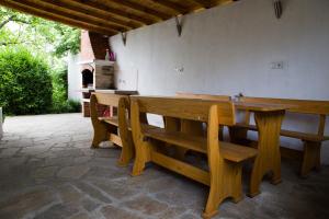 希普卡House Mirlevi的天井上的木桌和长凳