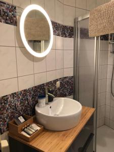 格拉尔-米里茨Villa Baltia的浴室设有白色水槽和镜子
