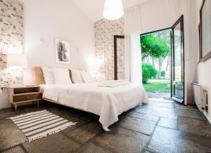 撒尼海滩Villa Irini in Sani的白色的卧室设有床和大窗户