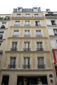 巴黎阿特利尔瓦万酒店的一座高大的建筑,旁边设有阳台