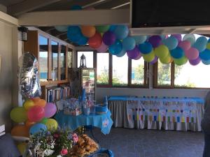 Apidias LakosAriadnes Holiday Accommodation I的生日派对,配有气球和一张桌子