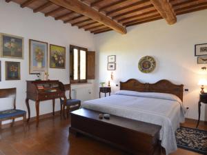 Pleasant Villa in Valiano with Terrace Garden Sun loungers客房内的一张或多张床位