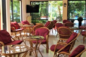 阿尔库季岛布拉提-阿考迪酒店的配有桌椅和电视的客房