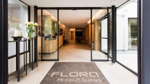 梅拉诺Flora Hotel & Suites的酒店大堂,设有玻璃门和地毯