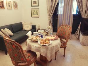 赫瓦尔DeVecchi rooms的客厅配有餐桌和食物