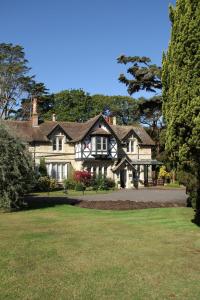 尚克林Rylstone Manor的一座大型白色房子,设有大院子