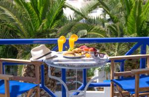 瓦里Syros Atlantis的一张桌子,上面放着一碗水果和一顶帽子