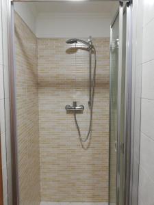 马丁纳弗兰卡Casa Vacanza Due Effe的浴室内配有淋浴和头顶淋浴