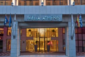 雅典雅典美利亚酒店的一座有读过Melia雅典的标志的建筑
