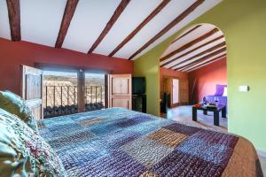 格拉塔略普斯卡尔罗普酒店的一间卧室,卧室内配有一张大床