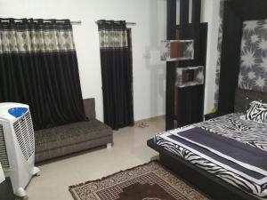 印多尔Ashta Lakshmi Tourist Home Stay的客厅配有床和沙发