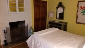 纽约Incentra Village Hotel的一间卧室配有一张床和一个壁炉