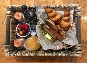 纽波特Riverside House的桌上一篮子的糕点和水果