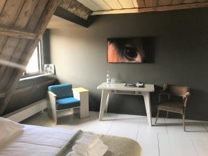 WoudsendOmke Jan的卧室配有桌椅和眼画