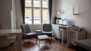 布拉格卜贝内克公寓的一个带椅子的办公室和一张带电脑的桌子