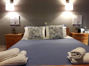 塞尔马Stergiou Rooms的一间卧室配有一张大床和毛巾