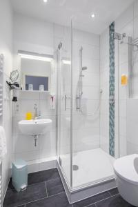 诺德奈巴科尔酒店的带淋浴、卫生间和盥洗盆的浴室