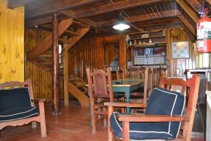 乌斯怀亚Cabañas Bosque Del Faldeo的配有木椅和桌子的房间,设有楼梯