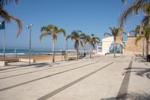 拉古萨码头白与蓝住宿加早餐旅馆的棕榈树和海洋的沙滩