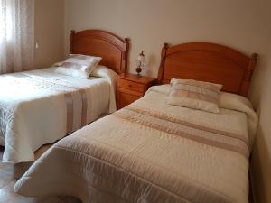 科巴罗港口之家酒店的一间卧室,配有两张相邻的床