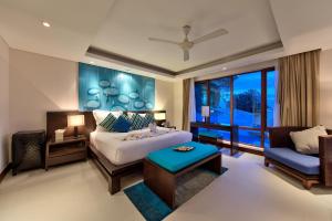 湄南海滩Lotus Samui Luxury Beach Villas的一间卧室配有一张床、一张沙发和一个窗口