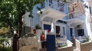 毕达哥利翁埃利斯公寓的蓝色和白色的建筑,设有蓝色的门