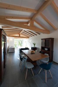 钱塔达Casa das Landras的一间带木桌和椅子的用餐室
