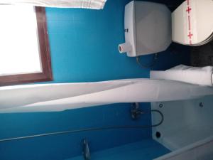 圣卡洛斯拉腊皮塔坎玛丽尼斯旅馆的浴室设有2个白色水槽和1面蓝色的墙壁
