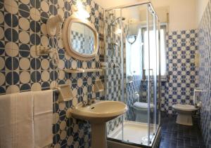 下诺切拉Hotel Sole的一间带水槽、卫生间和镜子的浴室