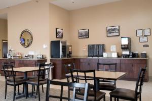 厄尔温Cornerstone Inn & Suites Oelwein的一间设有桌椅和柜台的等候室