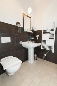 施坦贝尔格湖畔贝格奥夫基辛POST酒店的浴室配有白色卫生间和盥洗盆。