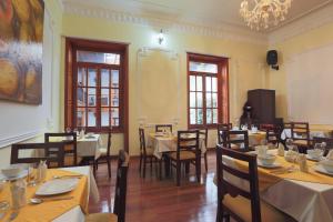 波哥大圣露西亚精品温泉酒店的一间带桌椅和吊灯的餐厅