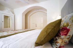 里斯本圣本托旅馆的一间卧室配有一张带两个枕头的床