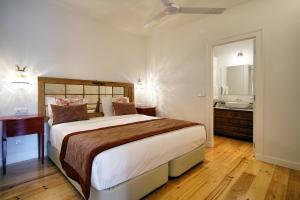 里斯本圣本托旅馆的一间带大床的卧室和一间浴室