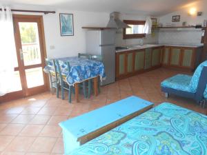 卡波利韦里Villatramontistella的一间带桌子的客厅和一间厨房