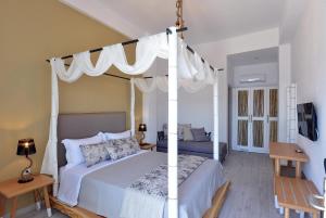 新马尔马拉斯Aqua Marine的一间卧室配有一张带天蓬的白色床