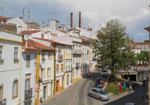 波塔莱格雷Casa do Arco Portalegre的享有城市街道和建筑的景色
