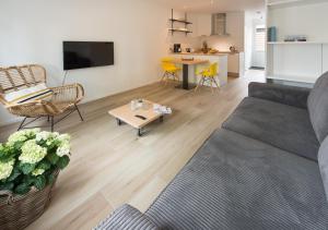 韦斯特卡佩勒Holiday Home Zuidstraat 30B的客厅配有沙发和桌子
