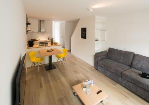 韦斯特卡佩勒Holiday Home Zuidstraat 30B的客厅配有沙发和桌子